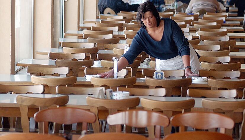 Stühlerücken in der Gastronomie: Tische müssen in der Gastronomie auf Abstand. Foto: dpa. Stühlerücken in der Gastronomie: Tische müssen in der Gastronomie auf Abstand. Foto: dpa.