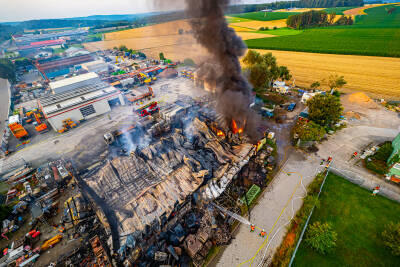 Großbrand: Zimmereibetrieb brennt ab - Großeinsatz beim Flugplatz Lohrbach