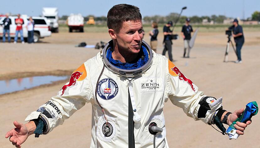 Felix Baumgartner aus Österreich gestikuliert, bevor er mit den Medien spricht, nachdem er erfolgreich aus einer von einem Heliumballon getragenen Raumkapsel gesprungen ist.