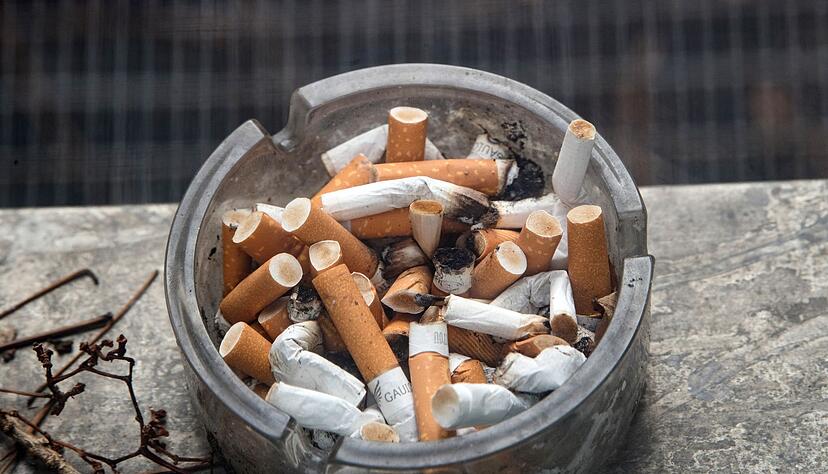 Ein voller Aschenbecher steht auf einem Fensterbrett. Ein voller Aschenbecher steht auf einem Fensterbrett.