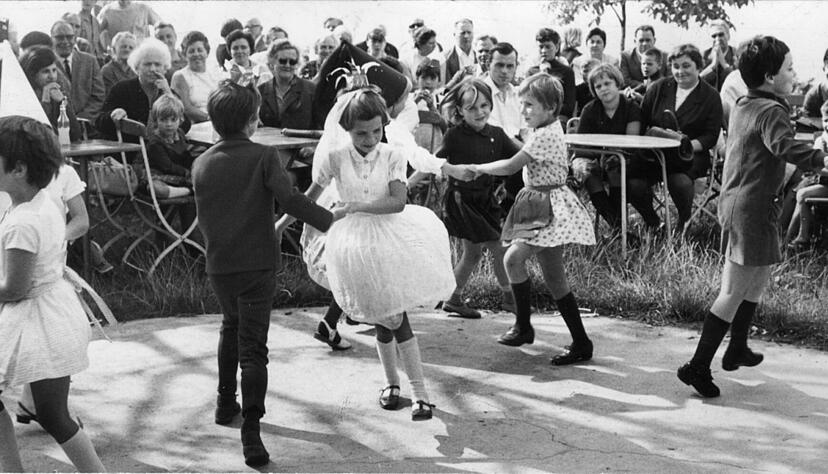 Mit diesem Kinderfest ging die Freizeit im August 1968 auf dem Haigern zu Ende. Es hat sich manches ge&auml;ndert: die Kleiderordnung, das Wiegen am ersten und vorletzten Tag zum Beispiel. Geblieben ist die Freude, das Singen, der Tanz.
Foto: HSt-Archiv
