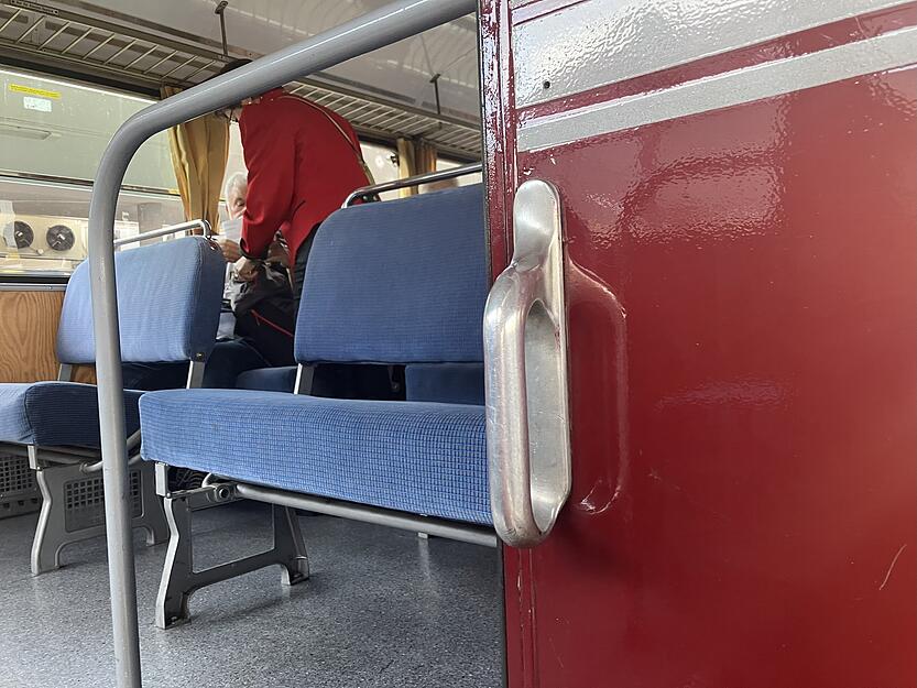 Der historische Schienenbus aus den 60er-Jahren braucht auf der kurzen Reise zum Cannstatter Volksfest nicht viel länger brauchen als ein regulärer Regionalzug. 
