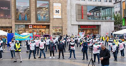 Ausstand der Stadtbusfahrer: Rund 100 Mitarbeiter der Stadtwerke Heilbronn nahmen am Dienstag am Warnstreik teil. Die Busse parkten sie an der Allee. 
Foto: Mario Berger