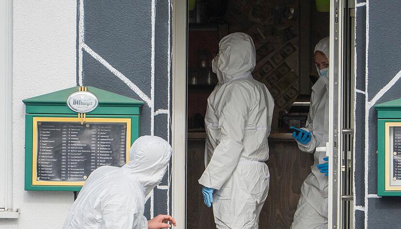 Beamte der Spurensicherung arbeiten in dem Lokal in Raunheim.
