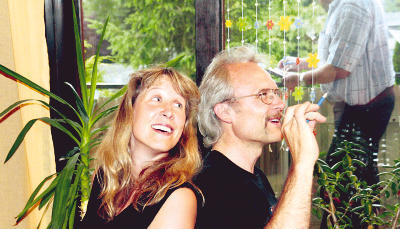 Mit Rollenspielen lernten Mütter und Väter wie sie sich in schwierigen Erziehungssituation verhalten können. Die Teilnehmer des Elterntrainings sind für zahllose Tipps dankbar. (Foto: Ulrike Maushake) Mit Rollenspielen lernten Mütter und Väter wie sie sich in schwierigen Erziehungssituation verhalten können. Die Teilnehmer des Elterntrainings sind für zahllose Tipps dankbar. (Foto: Ulrike Maushake)