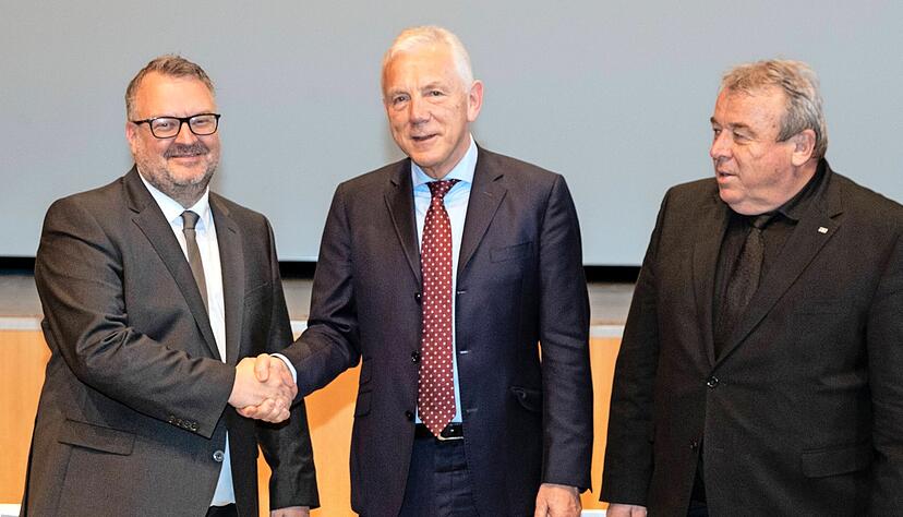 Oberbürgermeister Harry Mergel gratuliert Andreas Ringle (l.) zur Wahl zum Baubürgermeister. Rechts der scheidende Dezernent Wilfried Hajek. Oberbürgermeister Harry Mergel gratuliert Andreas Ringle (l.) zur Wahl zum Baubürgermeister. Rechts der scheidende Dezernent Wilfried Hajek.