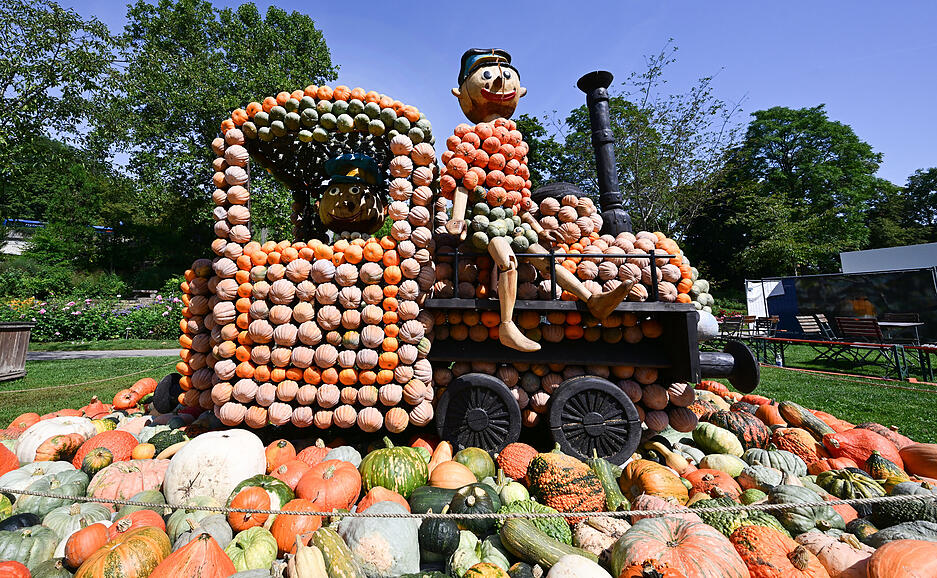 Die Lokomotive Emma, Jim Knopf und Lukas der Lokomotivf&uuml;hrer aus K&uuml;rbissen. Die diesj&auml;hrige Ausstellung steht unter dem Motto "Feuer".