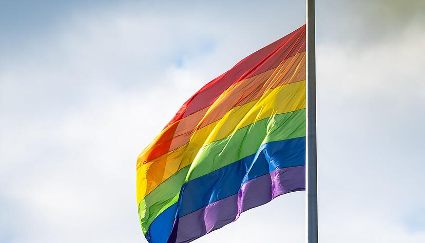 Bundeskanzler Merz m&ouml;chte die Regenbogenflagge am Bundestag nur an einem Tag gehisst sehen. (Archivbild)