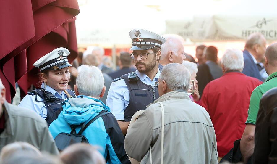 Auch die Polizei ist vor Ort und im Austausch mit den Gästen.