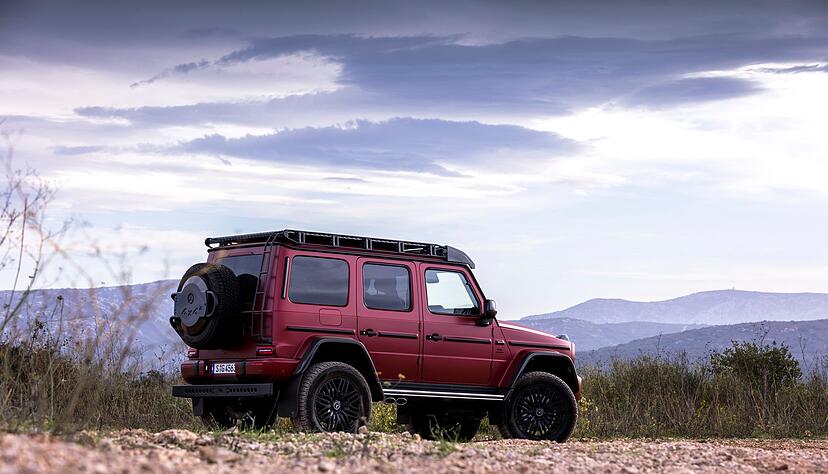 Trotz der knapp drei Tonnen Leergewicht und einer H&ouml;he von &uuml;ber zwei Metern bewegt sich der G 63 4x4&sup2; m&uuml;helos durch unbefestigtes Terrain.