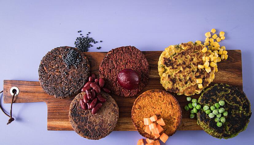 Wer nicht gleich auf ein vegetarisches Burgerpatty umsteigen mag, kann sich für die Misch-Variante entscheiden. Eine Hälfte Hackfleisch, eine Hälfte zerdrückte Hülsenfrüchte. Wer nicht gleich auf ein vegetarisches Burgerpatty umsteigen mag, kann sich für die Misch-Variante entscheiden. Eine Hälfte Hackfleisch, eine Hälfte zerdrückte Hülsenfrüchte.