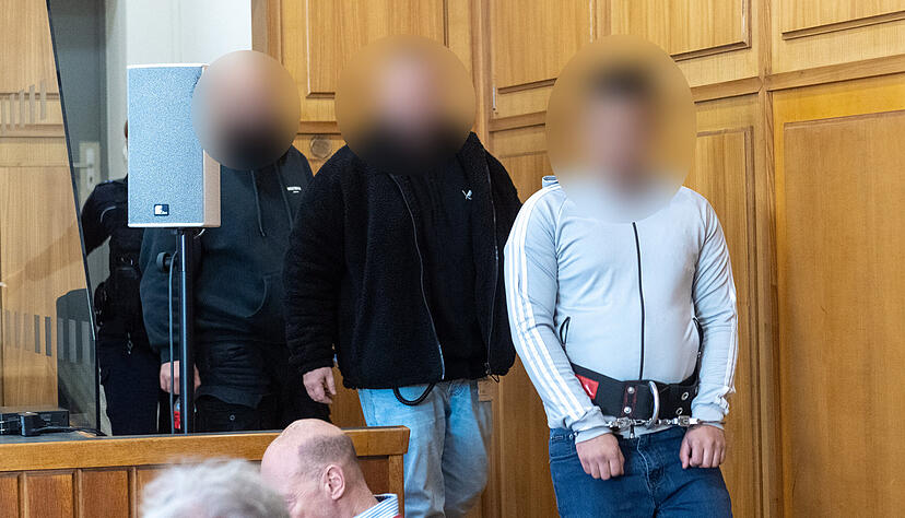 Unter anderem wegen versuchten Totschlags steht ein 21 Jahre alter Mann vor Gericht. Die Richter pr&uuml;fen jetzt, ob der Angeklagte in eine Psychiatrie muss.