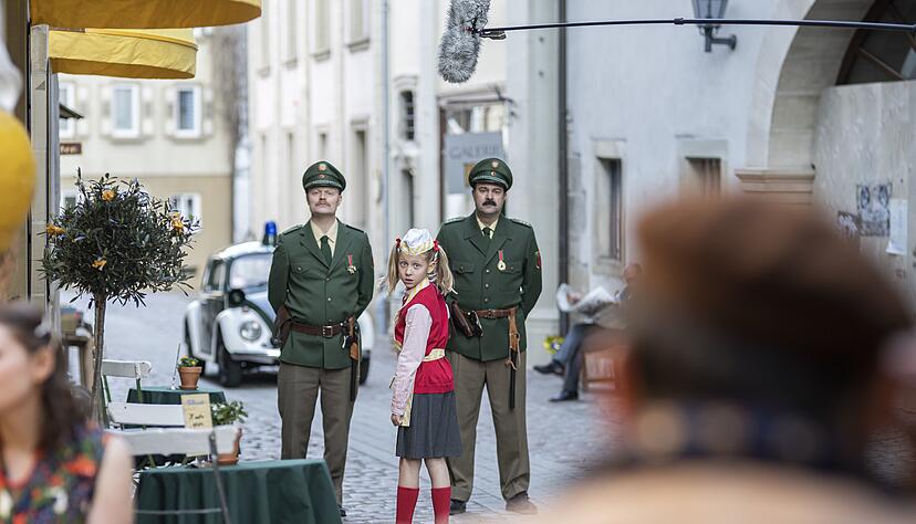 Ist die Polizei Lucys Plänen auf die Schliche gekommen? Mit Hilfe ihrer Freundin Rima und Klassengangster Tristan würde Lucy fast alles tun, um die Eisdiele ihrer Eltern vor dem Ruin zu retten.
Fotos: Indi Film, Daniel Dornhöfer