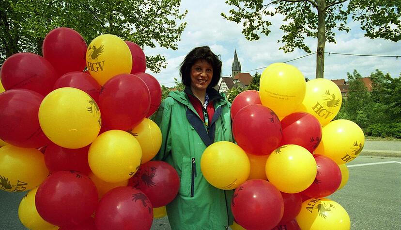 Zusammengestellt von Archiv und Dokumentation der Heilbronner Stimme 

Mit einem Strauß Luftballons in den  Stadtfarben begrüßt der Eppinger Handels-und Gewerbeverein am 1. Juni 1997 die erste Stadtbahn.