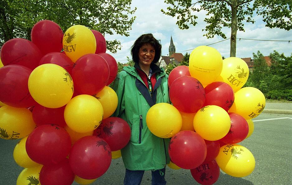 Zusammengestellt von Archiv und Dokumentation der Heilbronner Stimme 

Mit einem Strauß Luftballons in den  Stadtfarben begrüßt der Eppinger Handels-und Gewerbeverein am 1. Juni 1997 die erste Stadtbahn.