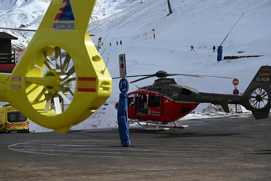 Hubschrauber sind im Skigebiet Astun zu sehen.