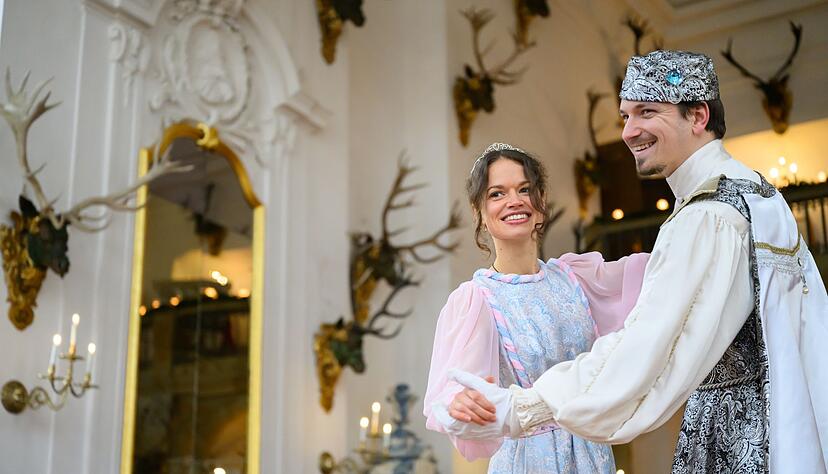 Anna Gregor als Aschenbr&ouml;del und Felix Hauke als Prinz tanzen im Festsaal von Schloss Moritzburg, dem einstigen Jagdschloss der Wettiner, vor der Er&ouml;ffnung der traditionellen Winterausstellung &laquo;Drei Haseln&uuml;sse f&uuml;r Aschenbr&ouml;del&raquo; zum gleichnamigen Kultfilm. Die Pr&auml;sentation macht bis zum 1. M&auml;rz 2026 die Welt rund um den bekannten M&auml;rchenfilm erlebbar. (Archivbild)