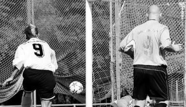 Erwin Keul (links) macht das frühe 1:0 für Neckarsulm. Der Tiefenbacher Torwart Sven Chybiak ist geschlagen. (Foto: Alex Bertok)