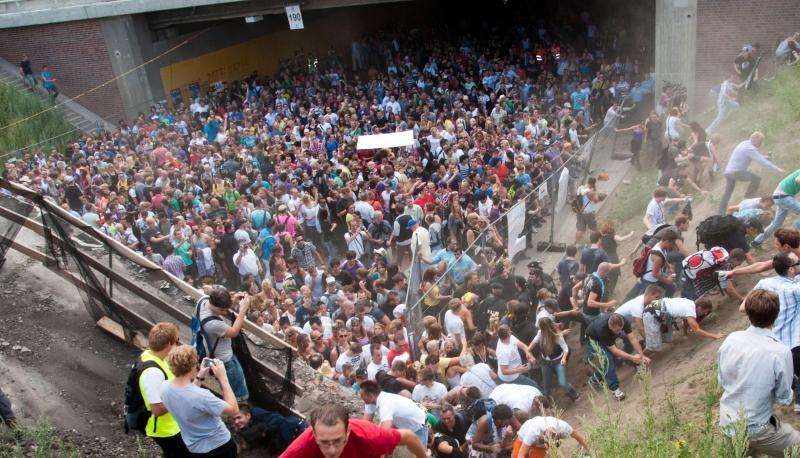 Tausende Menschen drängen sich in und vor dem Tunnel, in dem sich eine Massenpanik ereignete. Tausende Menschen drängen sich in und vor dem Tunnel, in dem sich eine Massenpanik ereignete.