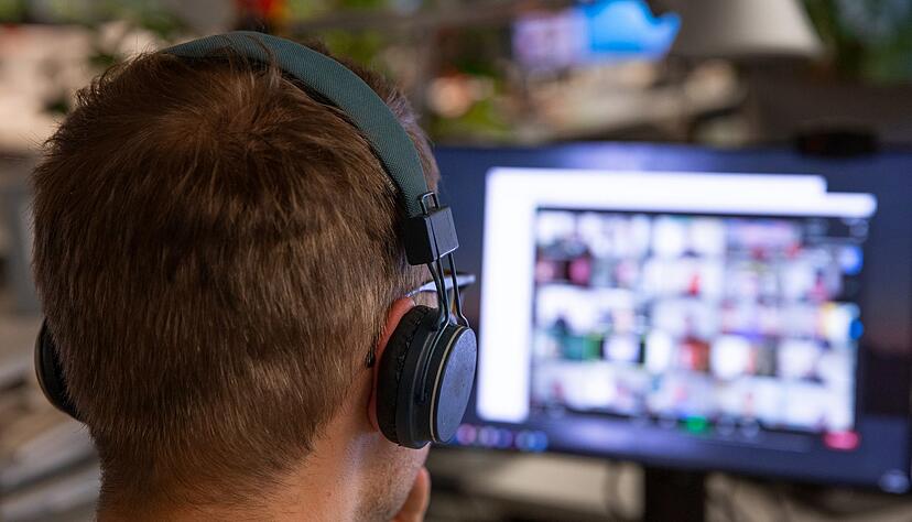 Kamera an: Wer sich in Onlinemeetings zeigt, tr&auml;gt schon mal ein kleines bisschen zur besseren Sichtbarkeit im Job bei.