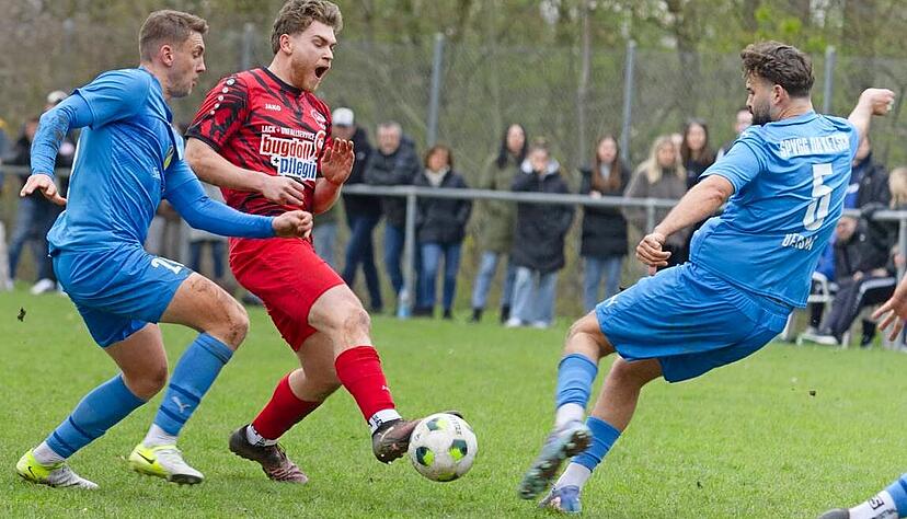 Jannik Danecker (Mitte) kommt bei einem Steckpass einen Schritt zu sp&auml;t. Ketschs Innenverteidiger Arlind Berisha (rechts) kl&auml;rt.
