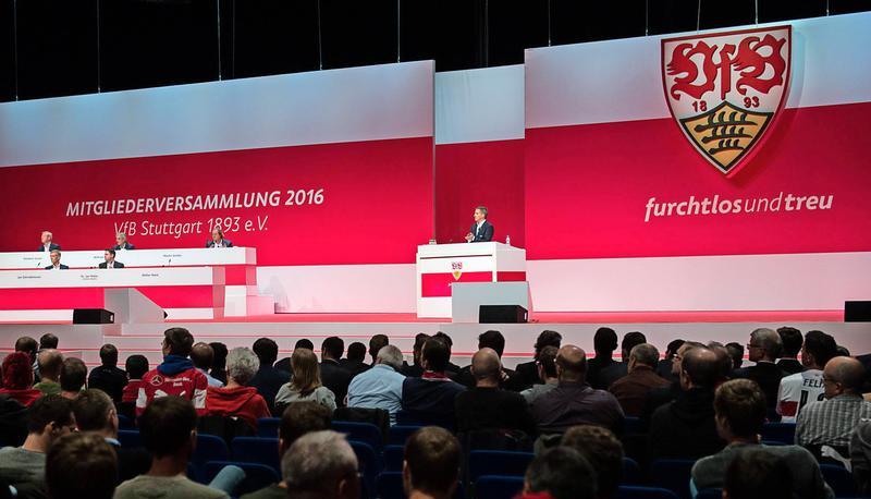 Gro&szlig;e B&uuml;hne Schleyerhalle: Auch der Heilbronner Fred Steininger w&auml;re gerne ans Mikrofon, durfte aber nicht.
Foto: dpa