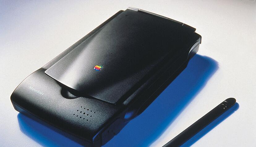 1990: Ein Vorserienmodell des «Apple Newton». Die Entwicklung des Persönlichen Digitalen Assistenten (PDA) starte unter dem damaligen Apple-Chef John Sculley. 1990: Ein Vorserienmodell des «Apple Newton». Die Entwicklung des Persönlichen Digitalen Assistenten (PDA) starte unter dem damaligen Apple-Chef John Sculley.