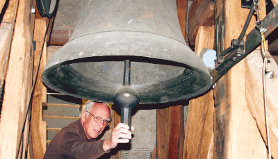 Dietrich Gaa mit der „Namenlosen“. Diese Glocke dient in der evangelischen Kilianskirche als Taufglocke.Foto: Gustav Döttling Dietrich Gaa mit der „Namenlosen“. Diese Glocke dient in der evangelischen Kilianskirche als Taufglocke.Foto: Gustav Döttling