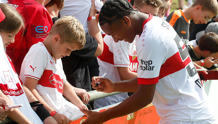 Beim Gastspiel in Hollenbach präsentierte der VfB Stuttgart hier mit Jairzinho Malanga (rechts) sein neues Trikot. Mit dabei auf dem linken Ärmel: die Firma Hep Solar, die seit einem Jahr bei den Stuttgartern als Sponsor aktiv ist.