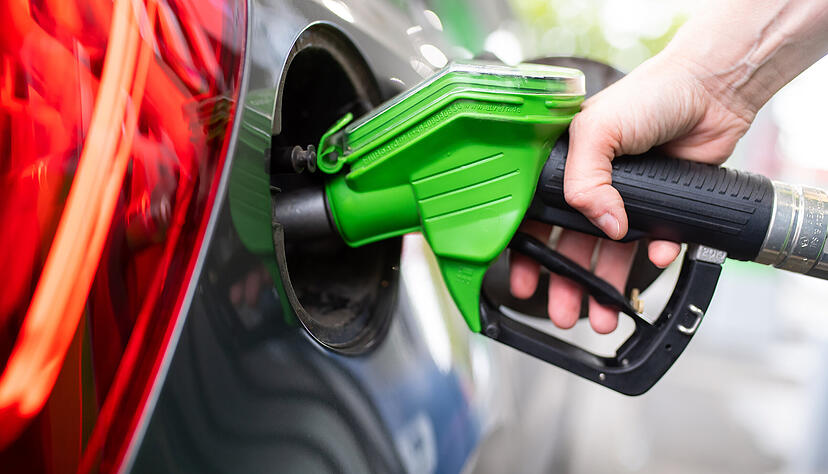 Wenn der CO2-Preis zum Jahreswechsel steigt, steigen auch die Spritpreise. Ein Klimageld könnte die Bürger entlasten. Wenn der CO2-Preis zum Jahreswechsel steigt, steigen auch die Spritpreise. Ein Klimageld könnte die Bürger entlasten.