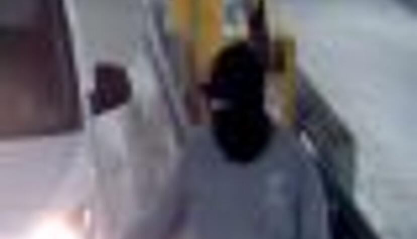 Einer der Maskierten trug gr&uuml;ne Handschuhe.