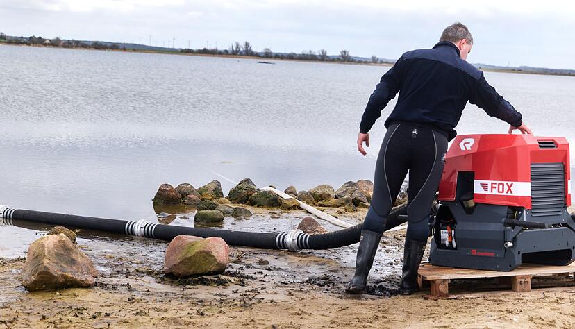 Seit Freitag benetzen Einsatzkr&auml;fte der Feuerwehr die verletzte Haut des Tieres regelm&auml;&szlig;ig mit Wasser, um die Schmerzen zu lindern. (Foto vom 3.4)