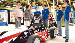 Das „wob-racing“-Team stellte seinen selbst konstruierten Boliden vor, mit dem Rennen in der „Formula Student“ gefahren werden.Foto: Manfred Müller Das „wob-racing“-Team stellte seinen selbst konstruierten Boliden vor, mit dem Rennen in der „Formula Student“ gefahren werden.Foto: Manfred Müller