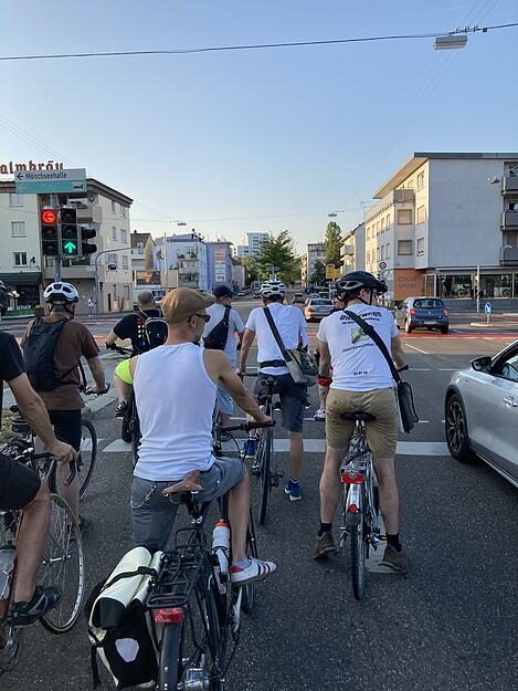 Grün auf der Oststraße: Normalerweise möchte man den Autos so nah nicht sein.