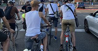 Grün auf der Oststraße: Normalerweise möchte man den Autos so nah nicht sein. Grün auf der Oststraße: Normalerweise möchte man den Autos so nah nicht sein.