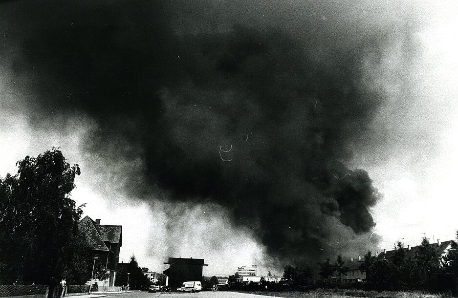 19.06.1985: Die Schutzpolizei sperrt die angrenzenden Straßen ab und leitet den Verkehr um. Vorsorglich werden auch Sanitäter mit zwei Rettungsfahrzeugen an den Brandort gerufen.