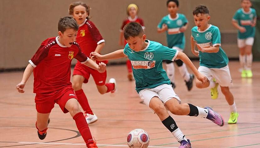 Die E-Junioren des VfR Heilbronn (rechts) wurden ihrer Favoritenrolle gerecht. Im Endspiel wurde das Team der Aram&auml;er Heilbronn 3:0 besiegt.