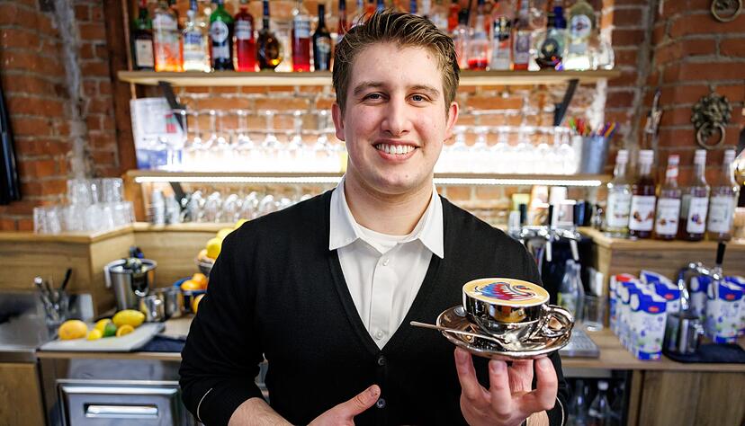 Ihm kann es nicht zu bunt sein: Bozzato bereitet den kunstvollen Milchschaum im Kaffee im Familienbetrieb zu.