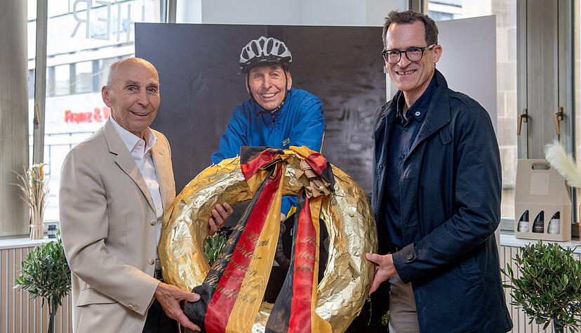 Wenn es sich der Jubilar so wünscht: Ortwin Czarnowski bedankt sich auf der Feier zum 85. Geburtstag bei der Heilbronner Stimme, vertreten durch Lars Müller-Appenzeller, für „das jahrelange Unterstützen meiner Sache, des Radsports“.