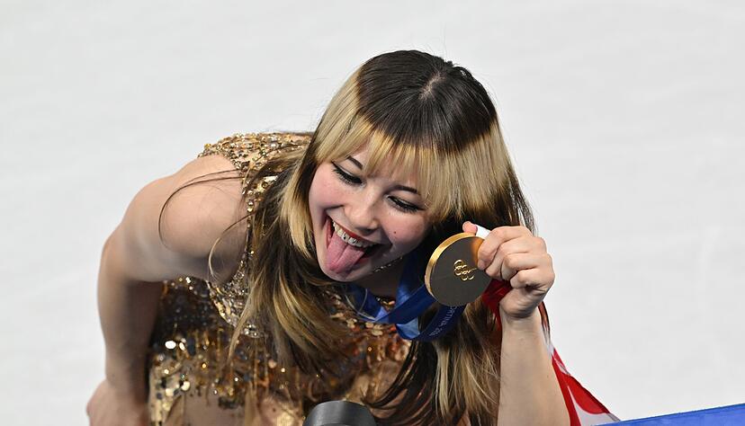 Alysa Liu posierte mit der Goldmedaille.