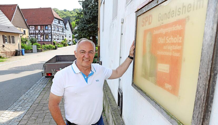 Er kennt große und kleine, politische und alltägliche Baustellen: Josip Juratovic am Wohnhaus seines Sohnes in Böttingen, das die beiden derzeit sanieren.
Foto: Ralf Seidel Er kennt große und kleine, politische und alltägliche Baustellen: Josip Juratovic am Wohnhaus seines Sohnes in Böttingen, das die beiden derzeit sanieren.
Foto: Ralf Seidel