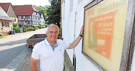 Er kennt große und kleine, politische und alltägliche Baustellen: Josip Juratovic am Wohnhaus seines Sohnes in Böttingen, das die beiden derzeit sanieren.
Foto: Ralf Seidel