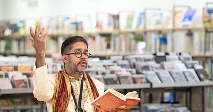 Das Thema Islamisierung kom&ouml;diantisch verpackt: Autor und Journalist Hasnain Kazim las am Dienstagabend in der Stadtbibliothek aus "Mein Kalifat". Der 46-J&auml;hrige hat mehrere Jahre in Heilbronn gelebt. 
Foto: Andreas Veigel