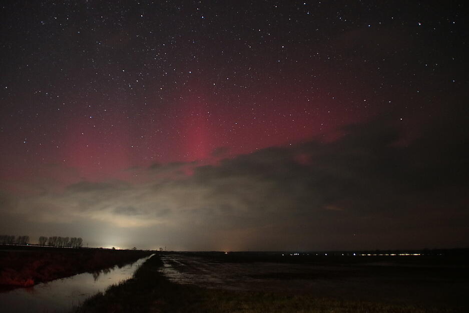 Polarlichter erhellen Anfang März den Nachthimmel bei Brandenburg an der Havel.