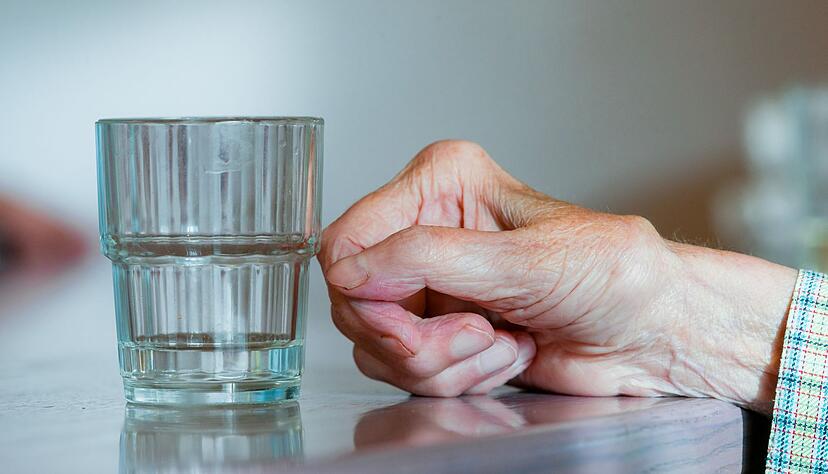 Dass bei vielen alten Menschen der Durst nachlässt, kann an heißen Tagen gefährlich werden. Dass bei vielen alten Menschen der Durst nachlässt, kann an heißen Tagen gefährlich werden.