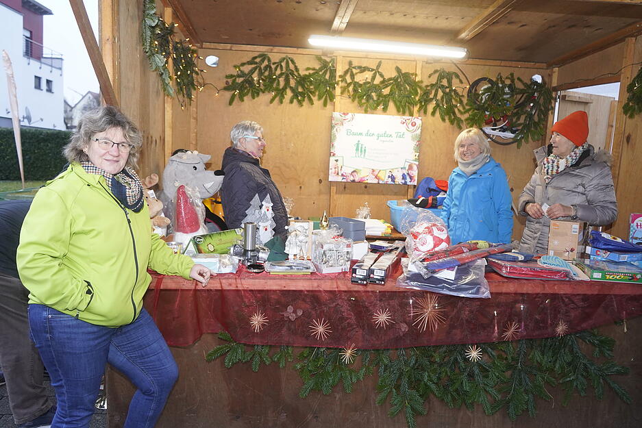Die Stände der örtlichen Vereine bieten Waren an. Die Stände der örtlichen Vereine bieten Waren an.