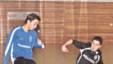 Am Ball: Kevin Oliveira (links/VfB Eppingen) lässt sich vom heranstürzenden Sefa Sökmen (FC Heilbronn) nicht irritieren. 1:1 endet das A-Junioren-Spiel. Am Ball: Kevin Oliveira (links/VfB Eppingen) lässt sich vom heranstürzenden Sefa Sökmen (FC Heilbronn) nicht irritieren. 1:1 endet das A-Junioren-Spiel.