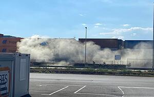 Auf einem Mannheimer Werksgel&auml;nde ist am Dienstagnachmittag eine gef&auml;hrliche Fl&uuml;ssigkeit ausgetreten. Sie k&ouml;nne giftige und reizende D&auml;mpfe entwickeln, teilte die Polizei mit.