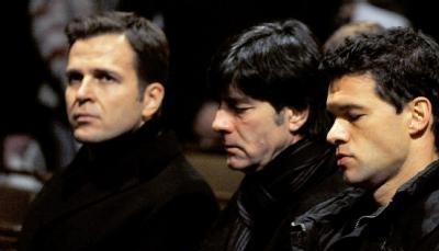 Oliver Bierhoff (l-r), Joachim Löw und Michael Ballack bei der Andacht für Robert Enke in der Marienkirche. Oliver Bierhoff (l-r), Joachim Löw und Michael Ballack bei der Andacht für Robert Enke in der Marienkirche.