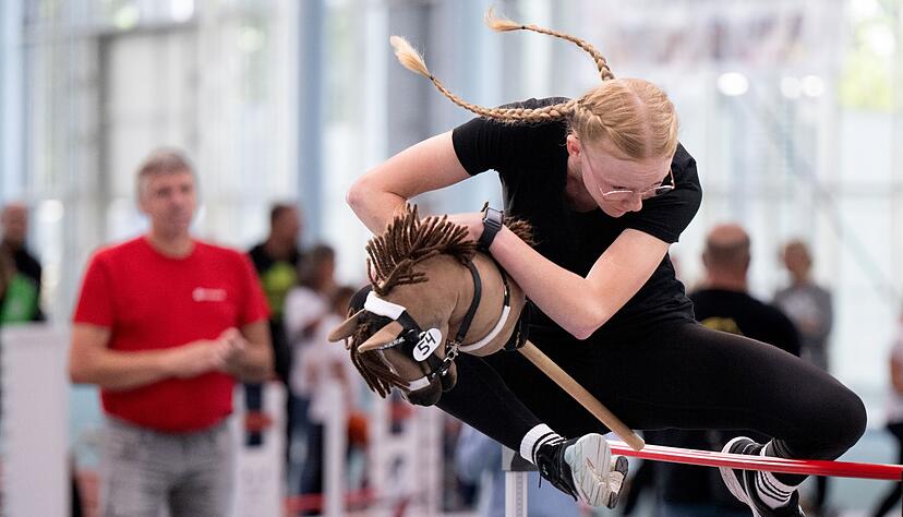 Beim Hobby-Horsing braucht es Ausdauer - die Sportart kommt aus Finnland. (Archivbild)